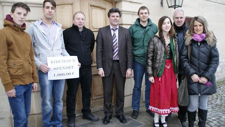 Viele halfen der Familie Ludwig seit dem verheerenden Wohnausbrand vor zwei Wochen. Einige übergaben jetzt in Tretzendorf Spenden an Bürgermeister Thomas Sechser (Vierter von links). Mit dabei: die Organisatoren Mario Pfaff (links neben Sechser) und Agnes Neger (rechts), Kevin Schäftlein, Martin Burger (von links) und eine Abordnung der Zeller Musikanten. Foto: sw