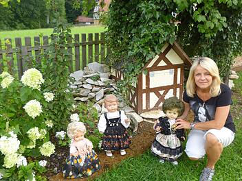 Regina Schütz zwischen ihren Puppen.Fotos: Malbrich