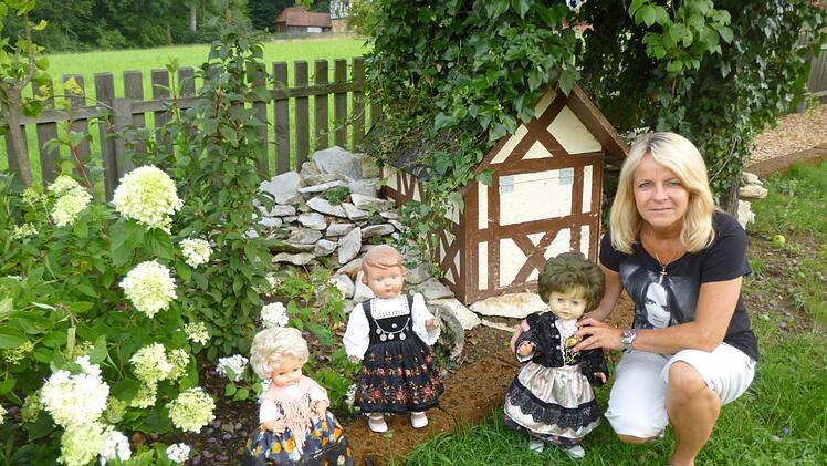 Regina Schütz zwischen ihren Puppen.Fotos: Malbrich