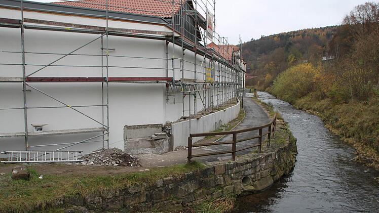 An der Rückseite der Gebäude...