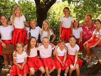 Seit 40 Jahren gibt es die "Kindertanzgruppe Pettstadt" mit ihrer Leiterin Erna Schor (hinten zweite von rechts) . Unser Bild zeigt die aktuelle Besetzung. Foto: Günther Geiling