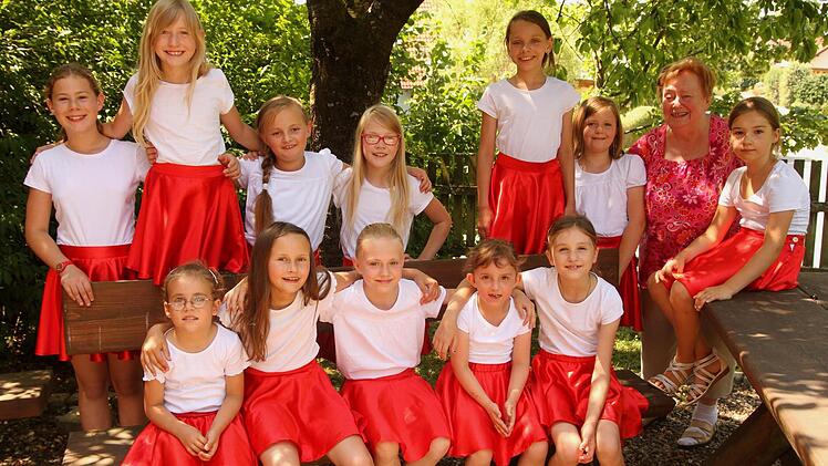 Seit 40 Jahren gibt es die "Kindertanzgruppe Pettstadt" mit ihrer Leiterin Erna Schor (hinten zweite von rechts) . Unser Bild zeigt die aktuelle Besetzung. Foto: Günther Geiling