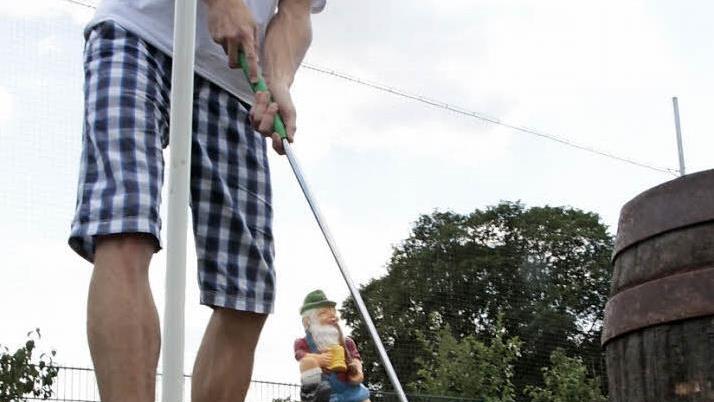 Gut gezielt ist fast gewonnen. Doch an den Belag müssen sich Minigolf-Spieler erst gewöhnen.  Foto: J. Hofbauer
