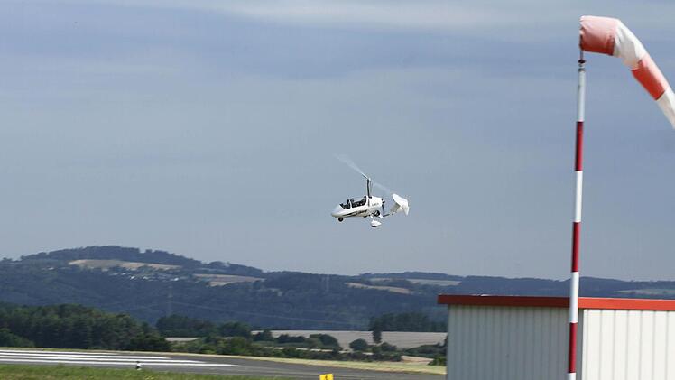 Schräglage, bodennahes Fliegen, Starts und Landungen und auch richtige Reaktionen in brenzligen Situationen lernen die angehenden Fluglehrer in Kulmbach. Foto: Sonny Adam