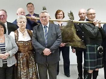 Hans Wahlich (Mitte) mit seiner Lebensgefährtin und Schützen-Vorsitzenden Inge Winkler (links daneben), Altbürgermeister Heinz Burges (links), Bürgermeister Volker Schmiechen (Dritter von links) sowie den Vereinsvertretern und Freunden aus Schottland. Foto: Werner Oetter
