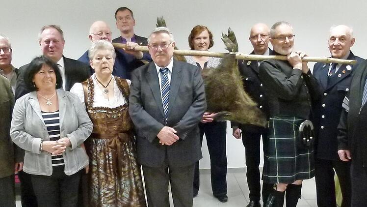 Hans Wahlich (Mitte) mit seiner Lebensgefährtin und Schützen-Vorsitzenden Inge Winkler (links daneben), Altbürgermeister Heinz Burges (links), Bürgermeister Volker Schmiechen (Dritter von links) sowie den Vereinsvertretern und Freunden aus Schottland. Foto: Werner Oetter