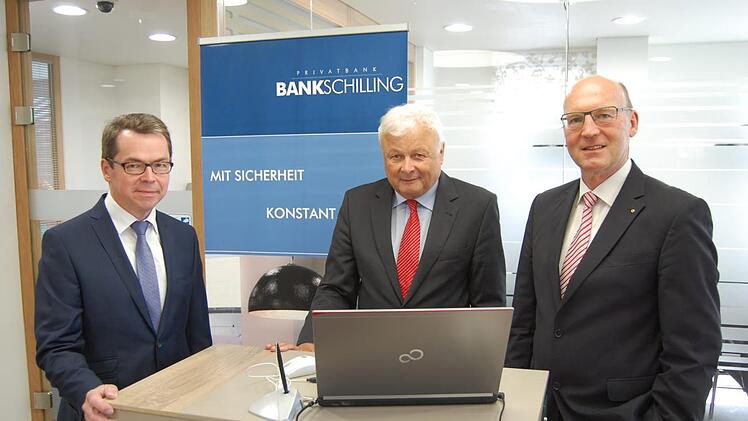 Der dezimierte Vorstand der Bank Schilling mit Tobias Ulsamer. Aloys Tilly und Matthias Busch stellten den Gesch&auml;ftsbericht 2017 vor. Man habe sich wacker geschlagen. Foto: Wolfgang D&uuml;nnebier