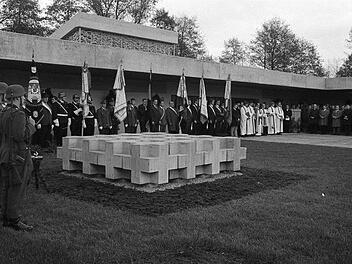 Am 1. November 1968 wurde die Leichenhallenanlage zusammen mit der Kriegergedächtnisstätte feierlich übergeben. Stadtarchiv/Gerhard Fuhrmann