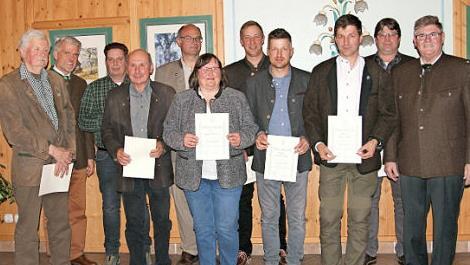 Für 25-jährige Treue wurden diese Mitglieder ausgezeichnet; rechts Vorsitzender Rudolf Meyer, Zweiter von links Vorsitzender Steffen Vogel