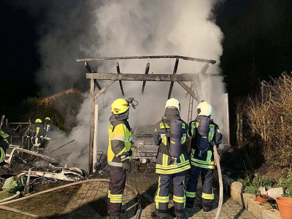 Ein am Samstagmorgen aus bislang unbekannter Ursache ausgebrochener Brand eines Carports in Leinach (Landkreis Würzburg/Unterfranken) griff auf eine benachbarte Hütte über und führte zum vollständigen Ausbrennen eines Peugeots, eines Motorbootes und Wohnwagens.