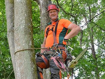 Beim Klettern an Bäumen verlässt sich Norbert Seitz auf seine Ausrüstung und auf die Erfahrung, die der Forstmeister seit der Ausbildung zum Baumkletterer bei vielen Einsätzen erworben hat.Foto: Rainer Lutz