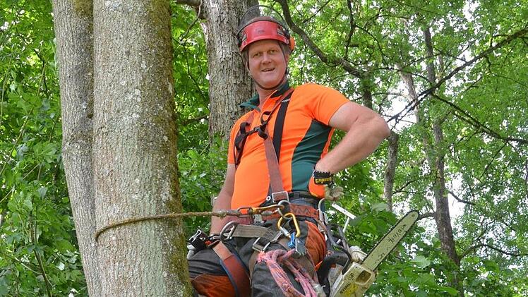 Beim Klettern an Bäumen verlässt sich Norbert Seitz auf seine Ausrüstung und auf die Erfahrung, die der Forstmeister seit der Ausbildung zum Baumkletterer bei vielen Einsätzen erworben hat.Foto: Rainer Lutz