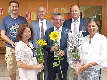 Mit Blumen wurde Konrektor Theo Schramm verabschiedet. Unser Bild zeigt (vorne, von links) Rektorin Annette Marx, Theo Schramm und Schulrätin Kerstin Zapf sowie (hinten, von links) Elternbeiratsvorsitzenden Marc Hartenberger, Marktleugasts Bürgermeister Franz Uome und Grafengehaigs Bürgermeister Werner Burger. Foto: Klaus-Peter Wulf