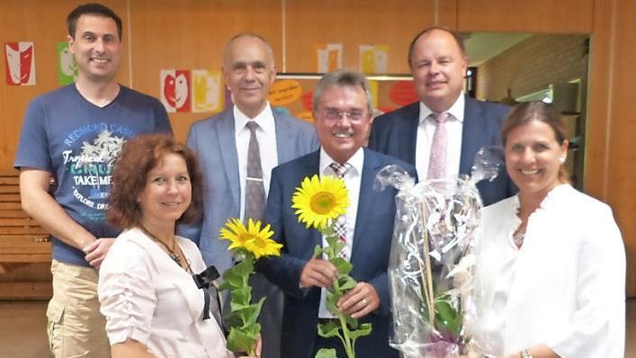 Mit Blumen wurde Konrektor Theo Schramm verabschiedet. Unser Bild zeigt (vorne, von links) Rektorin Annette Marx, Theo Schramm und Schulrätin Kerstin Zapf sowie (hinten, von links) Elternbeiratsvorsitzenden Marc Hartenberger, Marktleugasts Bürgermeister Franz Uome und Grafengehaigs Bürgermeister Werner Burger. Foto: Klaus-Peter Wulf