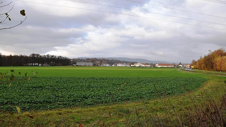 Blick aus Richtung Bamberg auf das neue Gewerbegebiet "Brandäcker Süd", das erweitert wird. Foto: Udo Billen