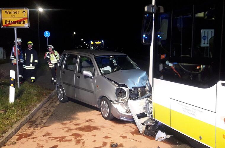 Linienbus prallt in Gegenverkehr - Fahrgast durch Bus geschleudert