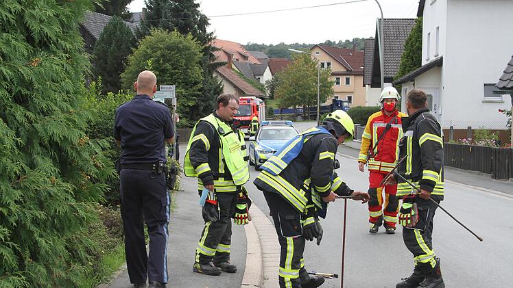 Beherzt drehten die Feuerwehrmänner den Schieber der Gasleitung zu. Doch die Explosionsgefahr blieb. Foto: Sonny Adam