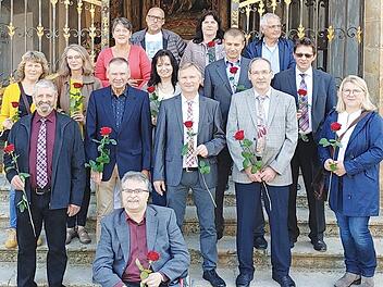 Die Jubilare, die vor 50 Jahren die Erstkommunion gefeiert hatten, nach dem Gottesdienst vor der Klosterkirche