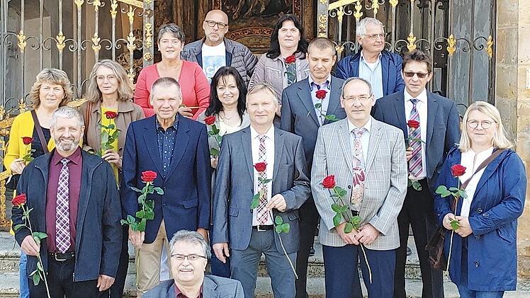 Die Jubilare, die vor 50 Jahren die Erstkommunion gefeiert hatten, nach dem Gottesdienst vor der Klosterkirche