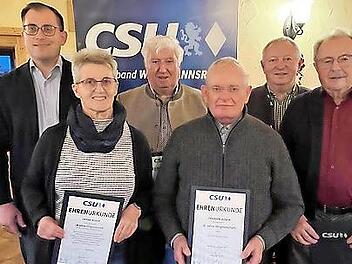 Auf dem Bild zu sehen sind von links Ortsvorsitzender Florian Atzmüller, Gerda Busch, Hugo Pfrang, Theodor Busch, Landrat Thomas Bold und Arthur Kleinhenz .