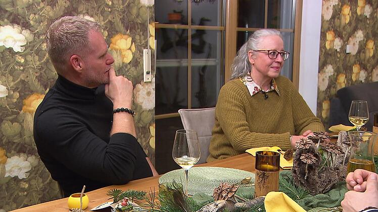 Das Jagdhausambiente von Lenas Wohnzimmer gef&auml;llt Michael und Gudrun (rechts).