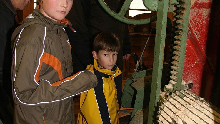 Die Clemens-Kinder fanden die Schneidmühle super-interessant und wollten genau wissen, wie aus dem Baumstamm Bretter werden.