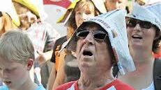 Fred Seehuber schmettert das Frankenlied aus voller Brust, mit ihm weit über 200 Kulmbacher.