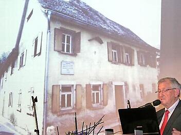 Karl Dieter Reinartz, Vorsitzender des Spix-Vereins bei seinem Rückblick. An der Wand das Geburtshaus des Höchstadter Forschers und heutige Museum vor der Renovierung Foto: Evi Seeger