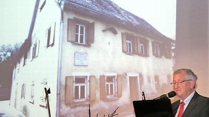Karl Dieter Reinartz, Vorsitzender des Spix-Vereins bei seinem Rückblick. An der Wand das Geburtshaus des Höchstadter Forschers und heutige Museum vor der Renovierung Foto: Evi Seeger