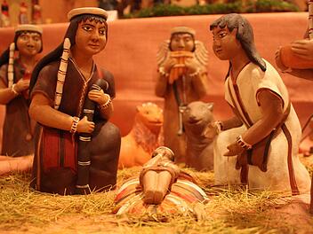Heiner Fuchs aus Garitz präsentiert diese peruanische Indianerkrippe.  Foto: Robert Huger