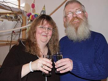 Klaus Fleischmann und seine Frau Sabine stoßen mit einem Glas Wasser an.  Foto: Groscurth