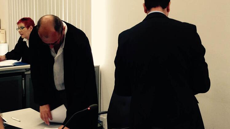 Der Angeklagte Heinz W. (rechts) mit seinem Verteidiger Dieter Widmann am Montag Foto: Anna Lienhardt
