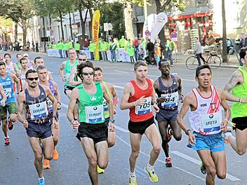 Bei Kilometer zehn war die Welt noch in Ordnung: Firaa'Ol Eebbisaa Nagahoo (Dritter von rechts) in einer Gruppe von Spitzenläufern beim Berlin-Marathon.  Foto: Christian Pack