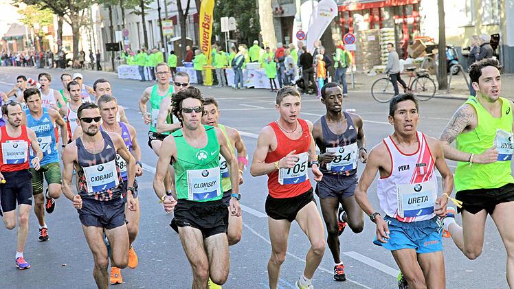 Bei Kilometer zehn war die Welt noch in Ordnung: Firaa'Ol Eebbisaa Nagahoo (Dritter von rechts) in einer Gruppe von Spitzenläufern beim Berlin-Marathon.  Foto: Christian Pack