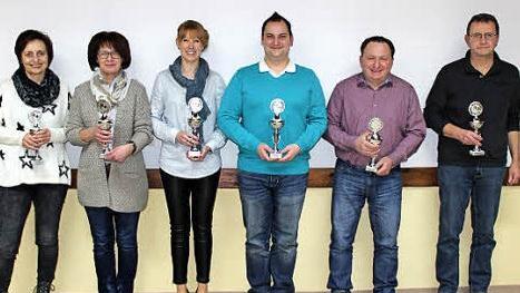 Tischtennis-Vereinsmeister beim SC Haßlach wurden Nadja Eisenbeiß (Dritte von links) und Andreas Strangia (rechts daneben). Mit im Bild die weitren Podestplatzinhaber (von links) Dagmar Martin, Sabine Baumann, Harald Martin und Harald Büttner.