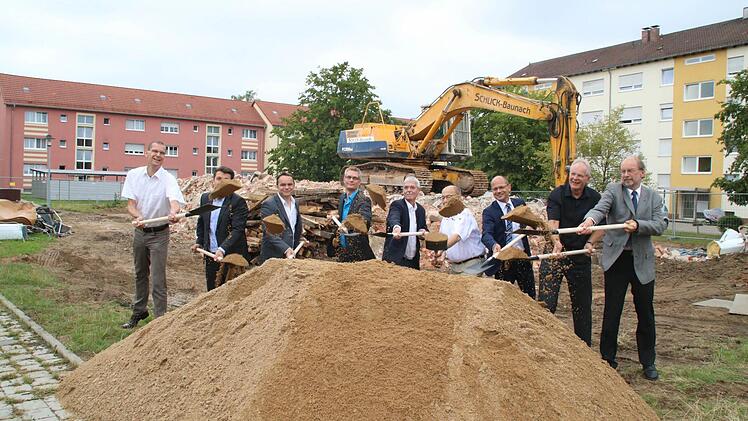 Beim Spatenstich am Mittwoch griffen die Verantwortlichen fürs Bild selbst zum Spaten. Foto: Jennifer Hauser