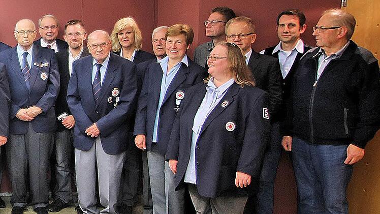 Verdiente und langjährige Mitglieder des Roten Kreuzes wurden bei der Jubiläumsfeier in der Alten Aula geehrt. Einige von ihnen gehören dem BRK bereits 60 Jahre an.  Foto: Dieter Britz