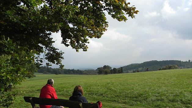Rast auf einem alten B&auml;nkchen mit Fernblick in Richtung Osten. Foto: Joachim R&uuml;bel