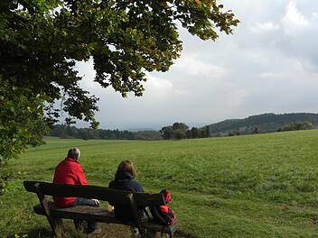 Rast auf einem alten Bänkchen mit Fernblick in Richtung Osten. Foto: Joachim Rübel