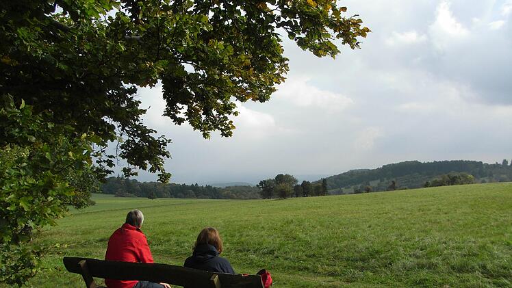 Rast auf einem alten Bänkchen mit Fernblick in Richtung Osten. Foto: Joachim Rübel