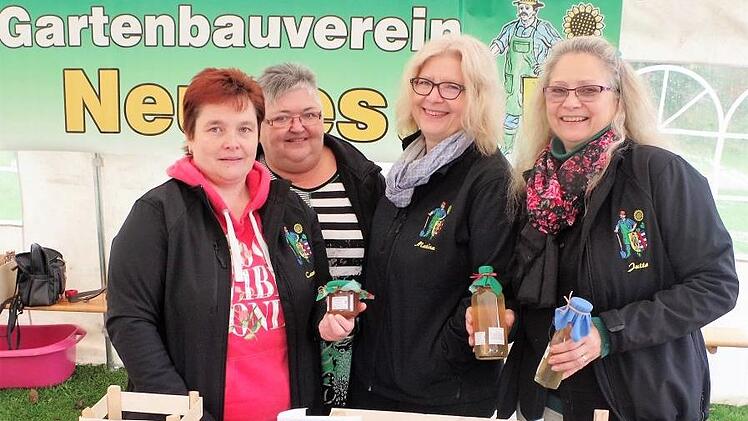 Auch heuer zeigte der Gartenbauverein Neuses Flagge: Von links die Beiratsmitglieder Carmen Höfner, Angelika Geiger und Martina Gäßlein sowie Vorsitzende Jutta Dietzel.   Gerd Fleischmann