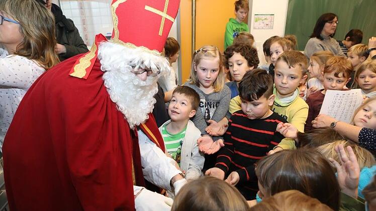 Der Nikolaus in der offenen Ganztages-Schule in Bischberg.  Foto: Barbara Herbst