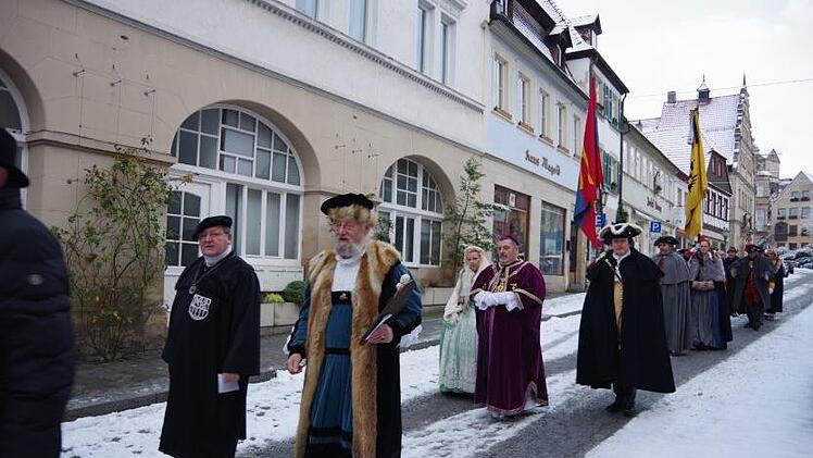Die historischen Gruppen zogen zur Stadtpfarrkirche.