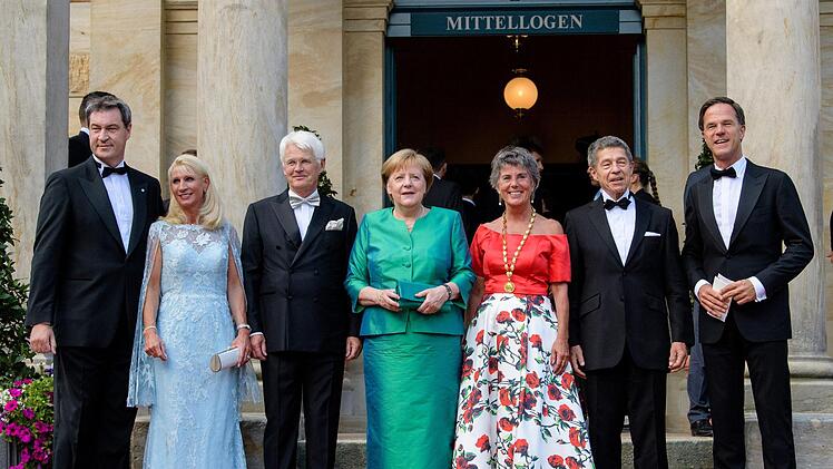Markus S&ouml;der, seine Frau Karin, Thomas Erbe, Angela Merkel, Brigitte Mark-Erbe, Joachim Sauer, Marc RutteFoto: Matthias Balk/ dpa