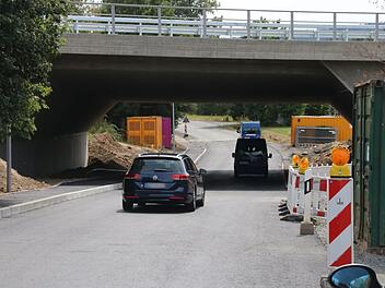 Die Limmersdorfer Straße, die wegen der Brückenbaustelle an der A 70 seit Frühjahr 2018 gesperrt war, ist jetzt wieder befahrbar. Foto: Alexander Hartmann