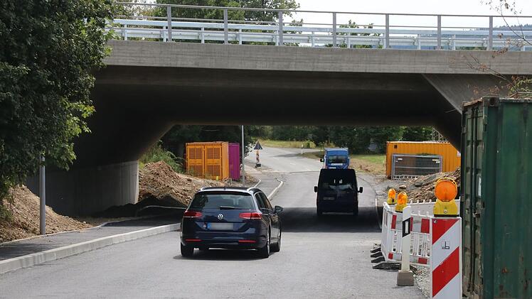 Die Limmersdorfer Straße, die wegen der Brückenbaustelle an der A 70 seit Frühjahr 2018 gesperrt war, ist jetzt wieder befahrbar. Foto: Alexander Hartmann