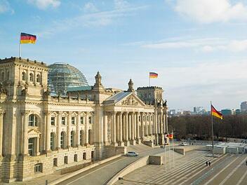 Um die deutsche Staatsbürgerschaft zu erhalten, gilt es verschiedene Voraussetzungen zu erfüllen. Mit dem Einbürgerungstest werden allgemeine Kenntnisse über die Rechts- und Gesellschaftsordnung und die Lebensverhältnisse in Deutschland abgefragt. Würden Sie den Test bestehen? Symbolfoto: kschneider2991/pixabay