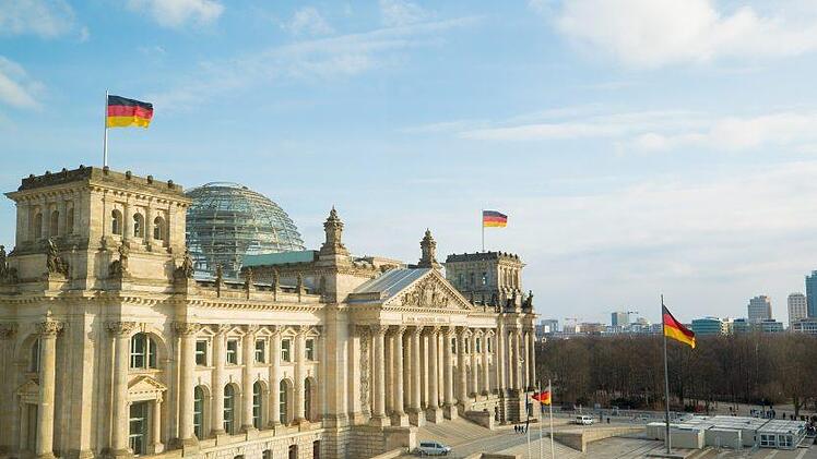 Um die deutsche Staatsbürgerschaft zu erhalten, gilt es verschiedene Voraussetzungen zu erfüllen. Mit dem Einbürgerungstest werden allgemeine Kenntnisse über die Rechts- und Gesellschaftsordnung und die Lebensverhältnisse in Deutschland abgefragt. Würden Sie den Test bestehen? Symbolfoto: kschneider2991/pixabay