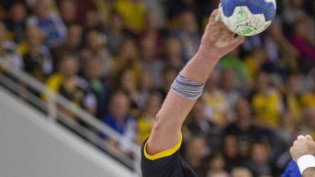 Akute Schieflage? Ganz im Gegenteil: Die Coburger Handballer um Kreisl&auml;ufer Marcel Timm gr&uuml;&szlig;ten nach dem Heimsieg gegen Hamburg von der Tabellenspitze der 2. Bundesliga. Foto: Uwe Gick