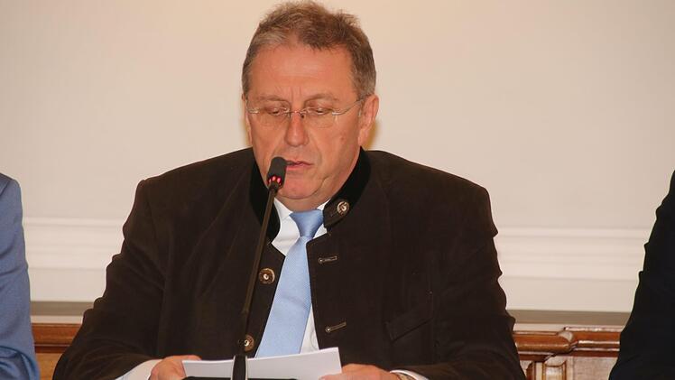 Oberbürgermeister Henry Schramm hat zu den umstrittenen Immobiliengeschäften Stellung genommen. Foto: Katrin Geyer